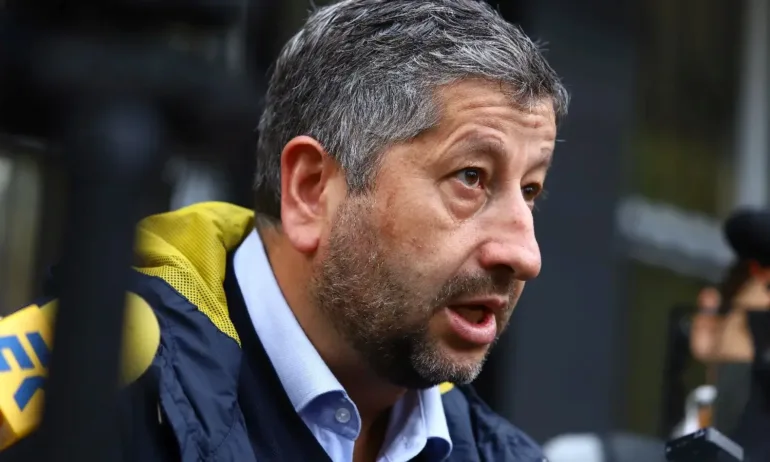 Закопчаха колата на Христо Иванов пред ГЕРБ (СНИМКА) - Tribune.bg