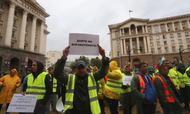 Пътните строители с протест пред НС и 20 блокади - опасяват се от спиране на обекти заради липса на пари - Tribune.bg
