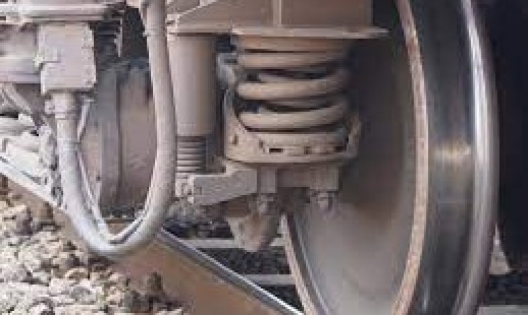 Товарен влак дерайлира на гарата в Мездра, няма пострадали - Tribune.bg