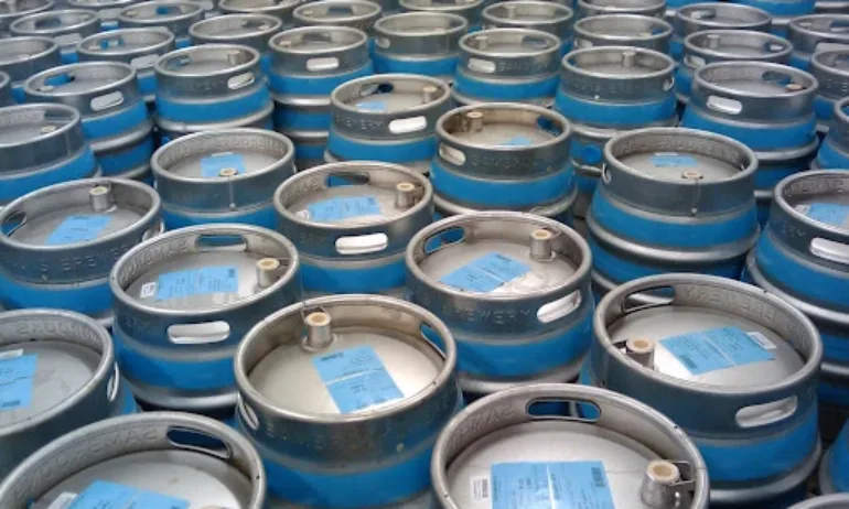 Двама мъже сменили съдържанието на стотици варели бира с вода в Белгия - Tribune.bg