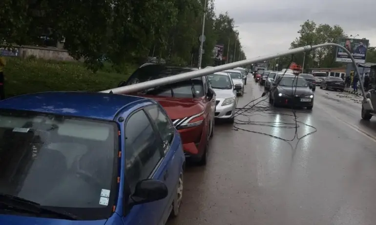 Стълб падна върху кола в Студентски град - Tribune.bg