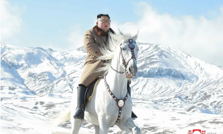 На бял кон: Ким Чен-ун изкачи свещена планина(СНИМКИ) - Tribune.bg