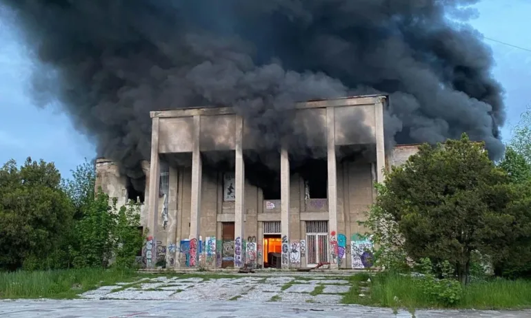 Горя бившият Дом на металурга в Перник - Tribune.bg