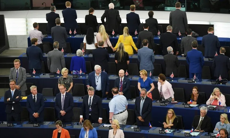 Британски евродепутати се обърнаха с гръб на химна на ЕС - Tribune.bg