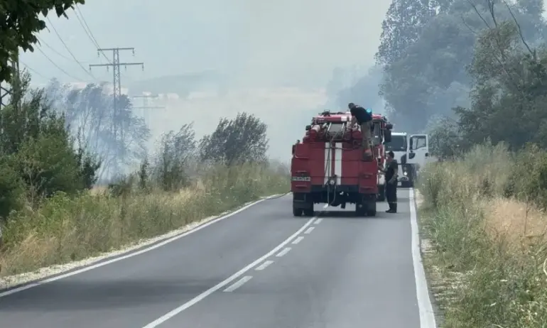 Огромен пожар в Карловско, пламъците са до къщите на две села