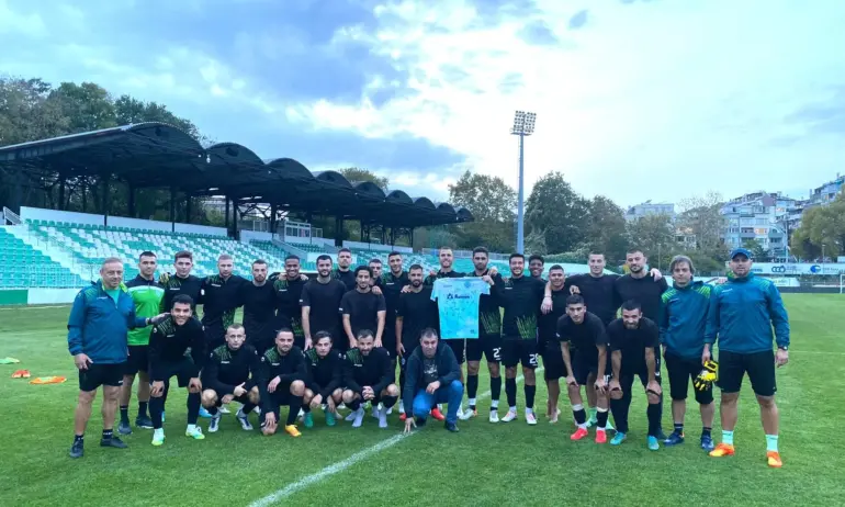 В името на доброто: Футболистите на Черно море подписаха тениска с автографи за кампанията Аз вярвам и помагам! - Tribune.bg