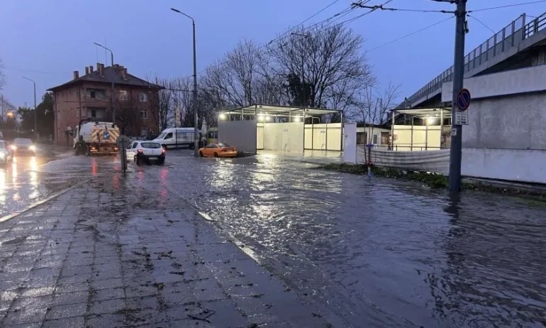 Силна гръмотевична буря се разрази над Бургас тази сутрин - Tribune.bg