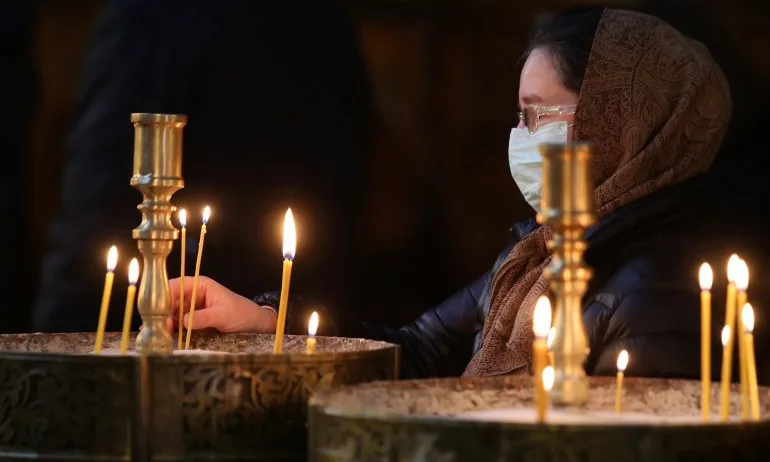 Св. Синод: Вярващите да не целуват и докосват Плащаницата - Tribune.bg