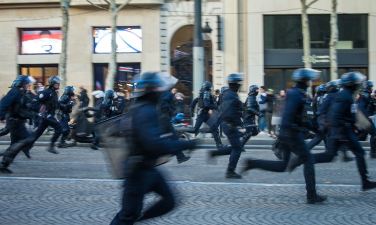 Полицията в Париж задържа над 80 участници в конвоя на свободата - Tribune.bg