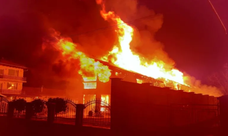 Мощен пожар изпепели две къщи за гости в Орешак - (СНИМКИ/ВИДЕО) - Tribune.bg