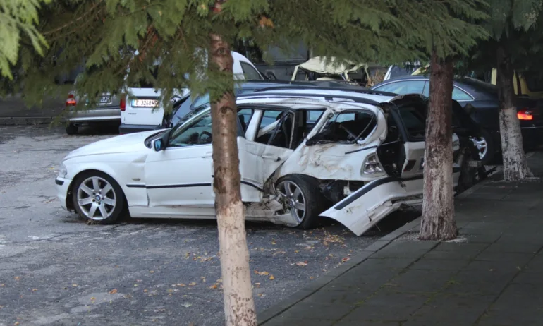 Двама младежи пострадаха след удар в дърво на пътя за Рилския манастир - Tribune.bg