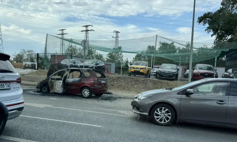 Автомобил изгоря на бул. Цариградско шосе в София - Tribune.bg