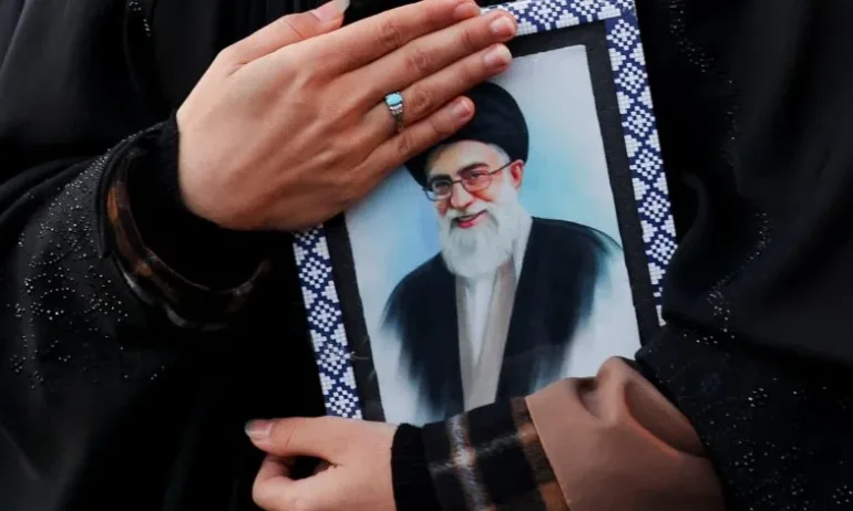 Иран отложи погребението на аятолах Хаменей - Tribune.bg