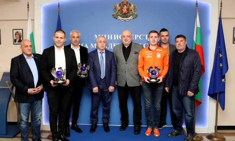 Министър Кралев се срещна с шампионите от Европейския рали трофей (Балканска зона) - Tribune.bg