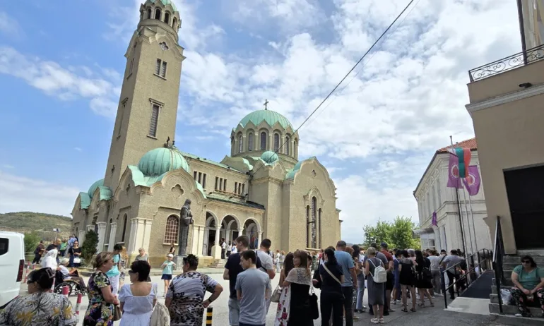 Стотици посрещнаха чудотворната Хавайска икона на Богородица във Велико Търново - Tribune.bg