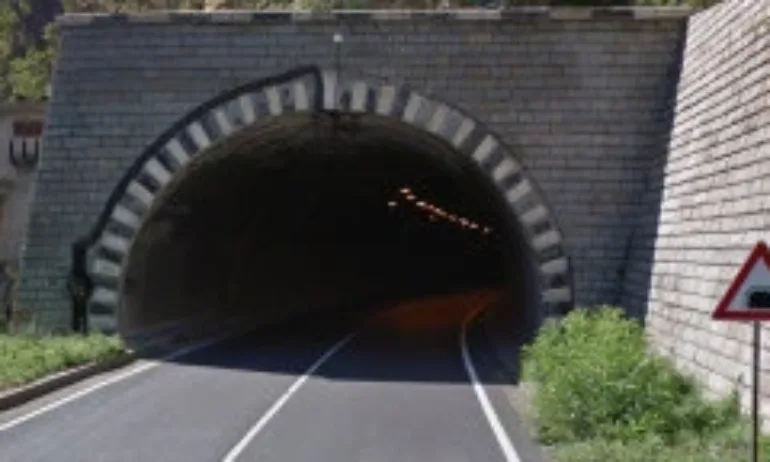 Сменят осветлението в тунел Кривия в Кресненското дефиле - Tribune.bg