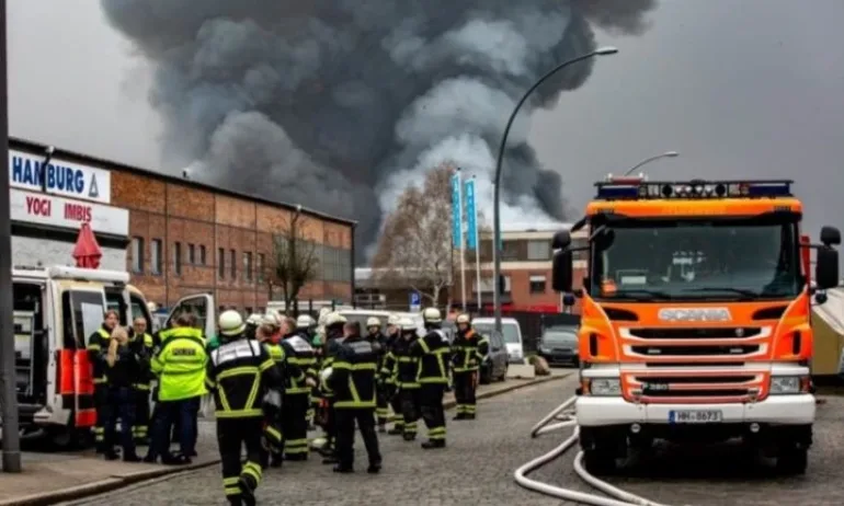 Голям пожар е избухнал на пристанището в Хамбург - Tribune.bg