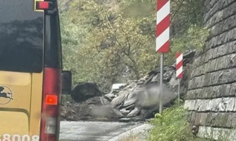 Срутила се скална маса блокира пътя Асеновград - Смолян - Tribune.bg
