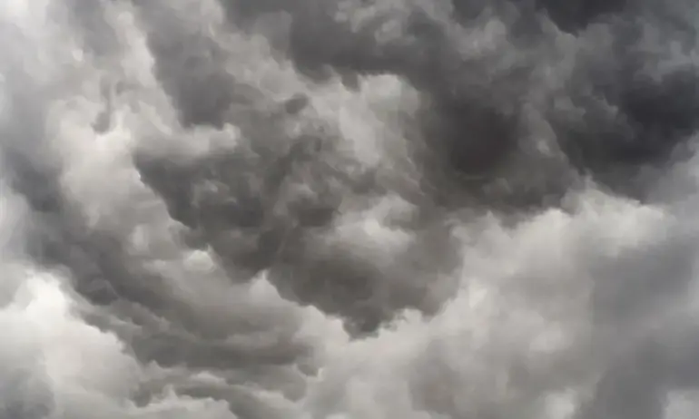 Внимание - ураганни ветрове! Предупрудителни кодове в половин България - (КАРТА) - Tribune.bg