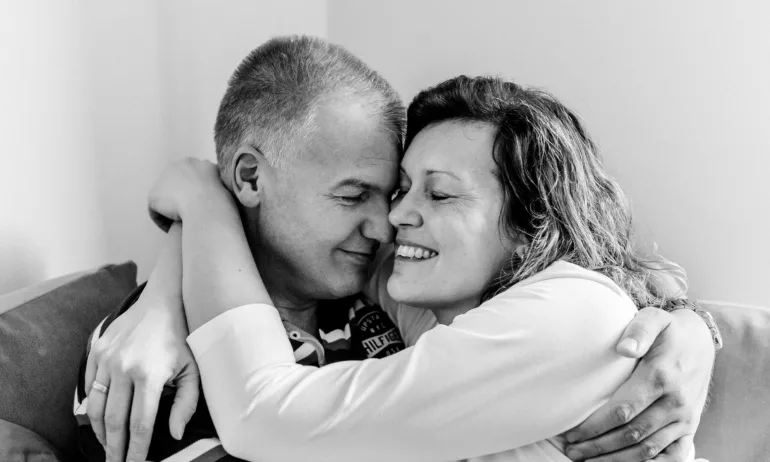 Прегръдката - лечебна, нужна и с изнендващо влияние върху човешкото самосъзнание - Tribune.bg