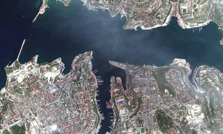 Една жертва при серия силни експлозии във военна база в Крим - Tribune.bg