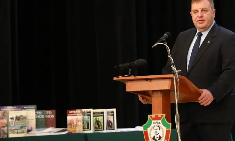 Каракачанов във Военния университет: Докато има българска държава, ще има национални интереси - Tribune.bg