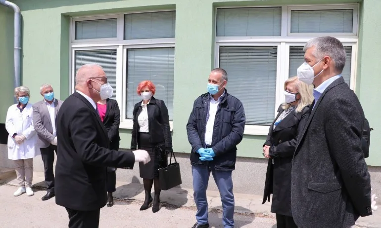 България предостави 132 защитни костюма в помощ на българското национално малцинство в Сърбия - Tribune.bg