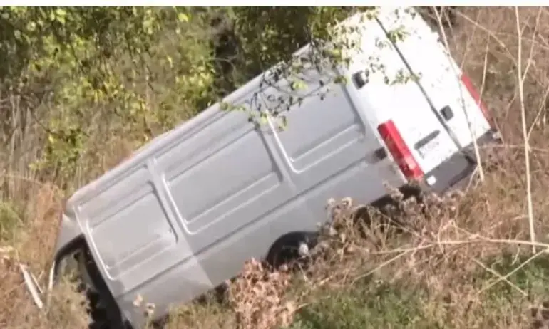 Претъпкан бус с мигранти катастрофира в Брезник. 18 са ранени - Tribune.bg