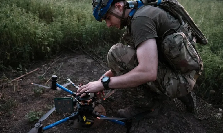 Дронове удариха нефтопреработвателен завод в Русия, има жертва - Tribune.bg