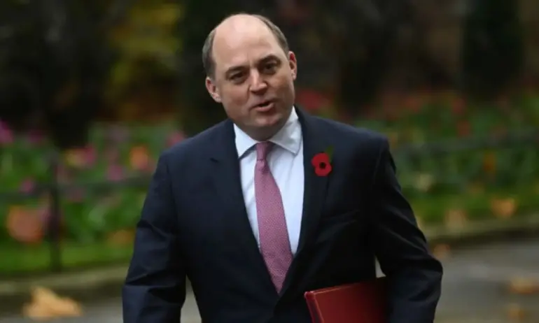 Британският министър на отбраната Бен Уолъс подаде оставка - Tribune.bg