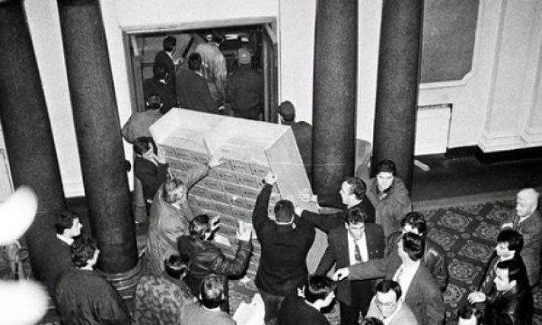 Навършват се 25 години от щурма на Народното събрание - Tribune.bg