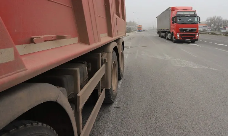 Горящ камион ограничи движението на пътя при Долно Камарци - Tribune.bg