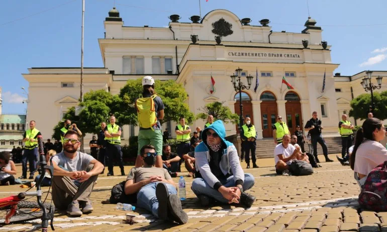 Дъщеря на полицай към протестиращите: Само у нас ви се молят, а вие ги унижавате - Tribune.bg