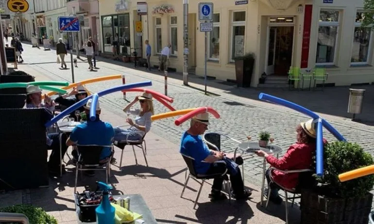 В Германия: Кафене дава шапки на клиентите си, за да замерват социална дистанция - Tribune.bg