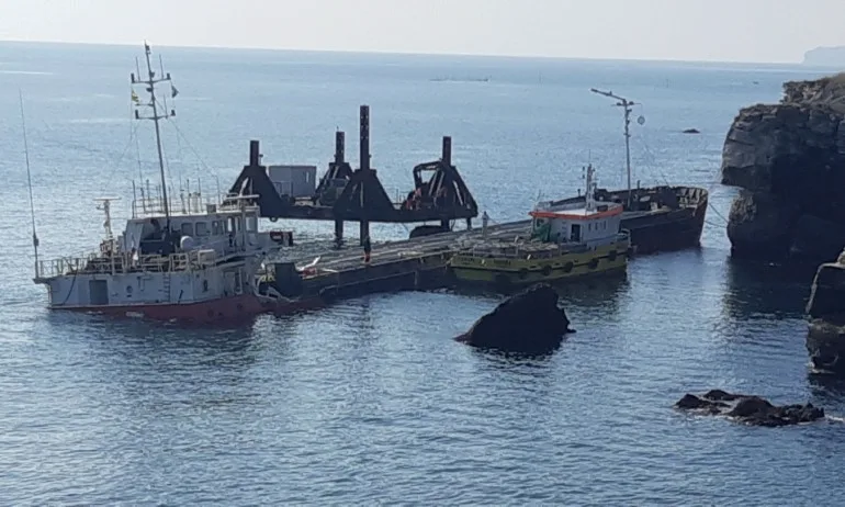 По тъмно: Ще пробват тази нощ да разтоварят Вера СУ - Tribune.bg