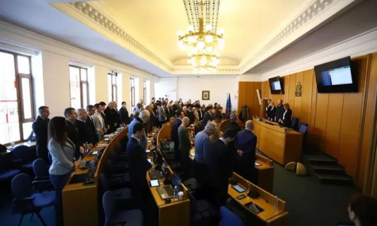 С минута мълчание, СОС отдаде почит към жертвите на земетресенията - Tribune.bg