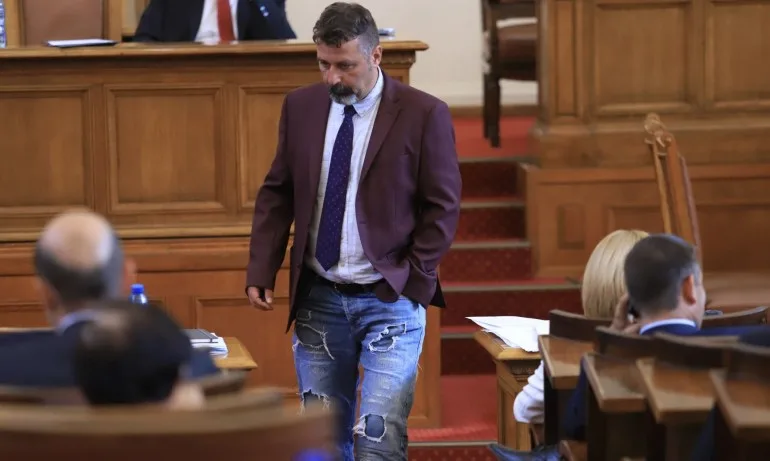 Филип Станев изуми депутатите с облекло, обеща да носи скъсаните си дънки вкъщи - Tribune.bg