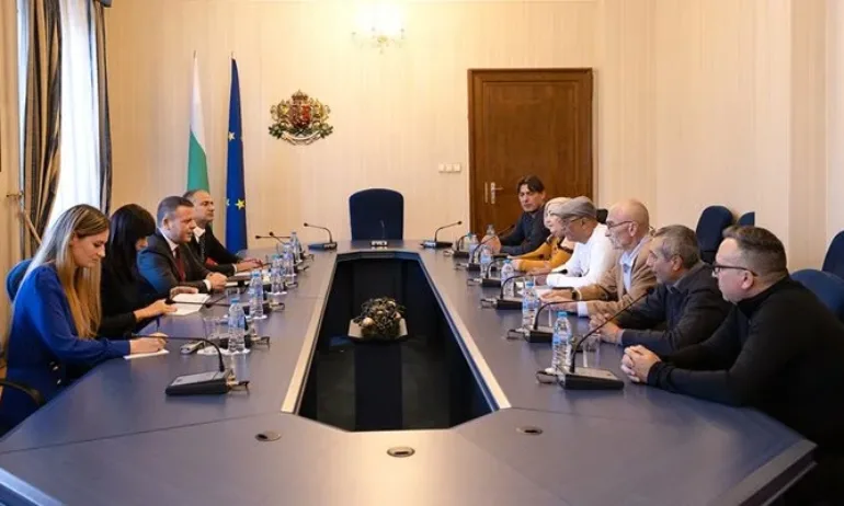 Секретар на Радев се срещна с представители на протестиращите таксиметрови шофьори - Tribune.bg