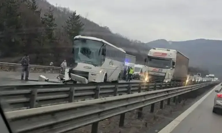 Катастрофа с автобус на магистрала Хемус - Tribune.bg