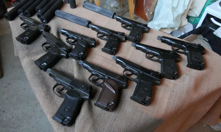 Постоянен арест за двама заради спипаните незаконни оръжия - Tribune.bg