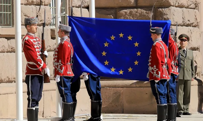 Издигнаха знамето на ЕС по повод Деня на Европа (СНИМКИ) - Tribune.bg