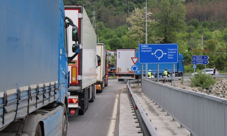 Благоевград без автобусен транспорт, задръствания по Е-79 и АМ Струма - Tribune.bg