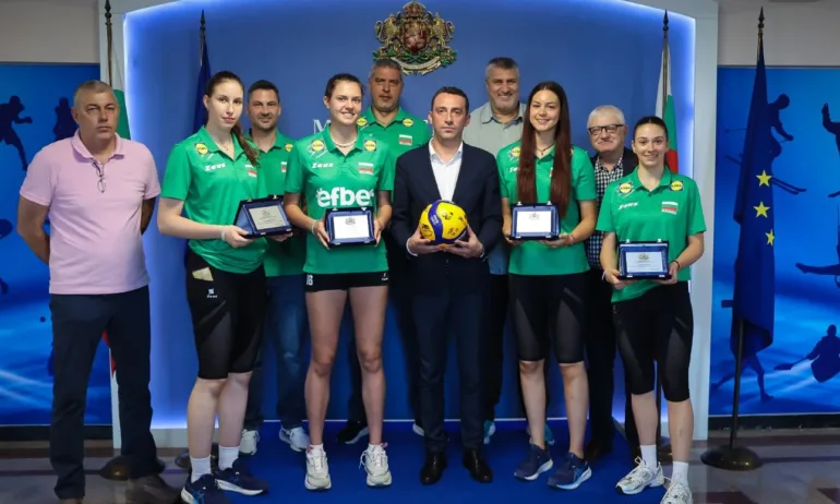 Министър Пешев награди световните шампионки по волейбол - Tribune.bg