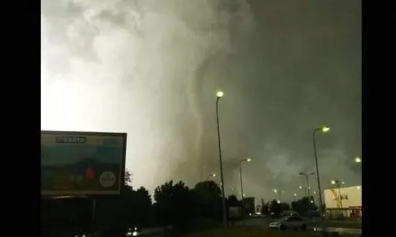 Мощно торнадо в Чехия рани 150 души и нанесе материални щети, няма пострадали българи - Tribune.bg