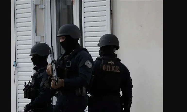 Един загинал и трима ранени при преобръщането на бус с мигранти в Гърция - Tribune.bg