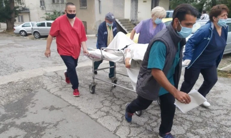 Катастрофата край Лесово: Решават дали да оставят в ареста шофьора на ТИР-а - Tribune.bg