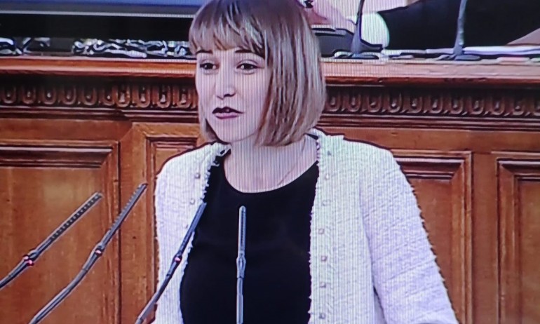 Журналистка за пламенното слово на депутатка: Комсомол, комсомол, ти летиш като сокол... - Tribune.bg
