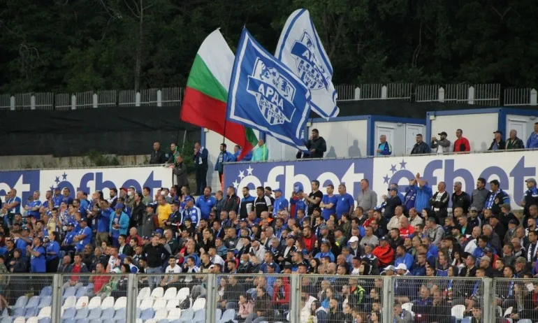 Фенове с предпазни маски на Тича за Черно море - ЦСКА - Tribune.bg