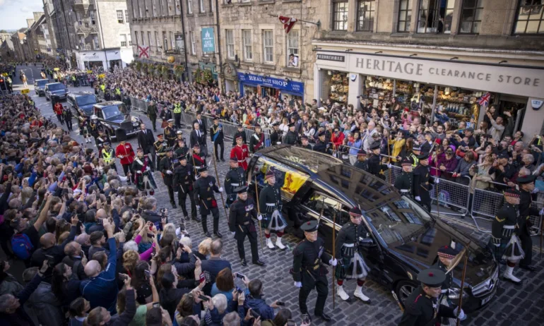 Крал Чарлз III поведе процесията с тленните останки на покойната Елизабет II (СНИМКИ) - Tribune.bg