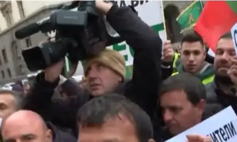 Напрежение: Земеделците опитаха да пробият полицейския кордон(СНИМКИ) - Tribune.bg